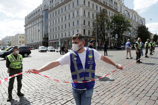Сотрудники правоохранительных органов Украины возле бизнес-центре Леонардо в Киеве Сотрудники правоохранительных органов Украины возле бизнес-центре Леонардо в Киеве