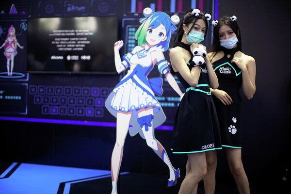 Косплейщицы в защитных масках на выставке и конференции ChinaJoy в Шанхае Косплейщицы в защитных масках на выставке и конференции ChinaJoy в Шанхае