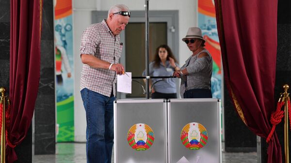 Мужчина голосует на выборах президента Белоруссии на избирательном участке в Минске Мужчина голосует на выборах президента Белоруссии на избирательном участке в Минске