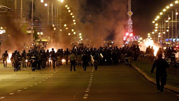Сотрудники правоохранительных органов во время акции протеста в Минске Сотрудники правоохранительных органов во время акции протеста в Минске