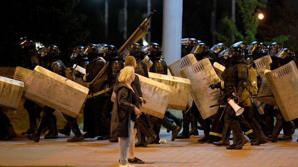 Сотрудники правоохранительных органов во время акции протеста в Минске Сотрудники правоохранительных органов во время акции протеста в Минске