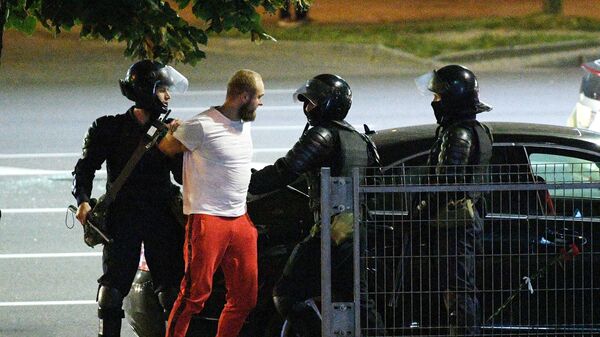 Сотрудники правоохранительных органов и участник акции протеста в Минске Сотрудники правоохранительных органов и участник акции протеста в Минске