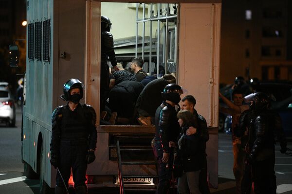 Сотрудники правоохранительных органов задерживают участников акции протеста в Минске Сотрудники правоохранительных органов задерживают участников акции протеста в Минске