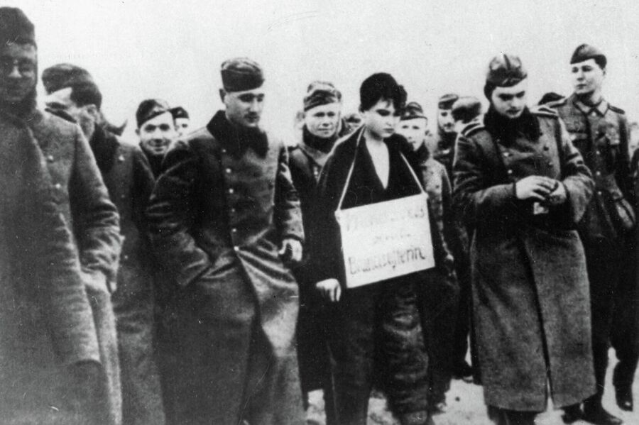 Зою Космодемьянскую ведут на казнь. 1941 Зою Космодемьянскую ведут на казнь. 1941
