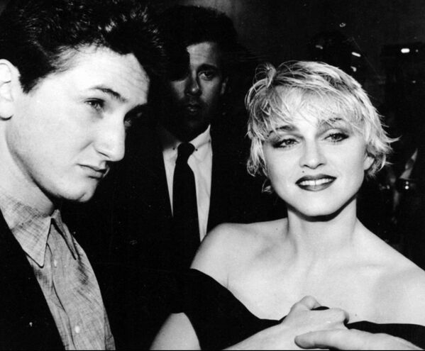Актер Шон Пенн и его жена певица Мадонна, 1986 год Актер Шон Пенн и его жена певица Мадонна, 1986 год