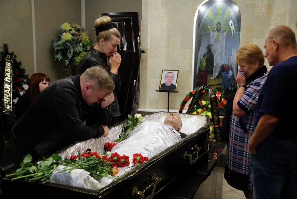 Родственники и близкие Александра Тарайковского, погибшего в ходе столкновений протеста против результатов выборов, скорбят во время его похорон в Минске, Беларусь Родственники и близкие Александра Тарайковского, погибшего в ходе столкновений протеста против результатов выборов, скорбят во время его похорон в Минске, Беларусь