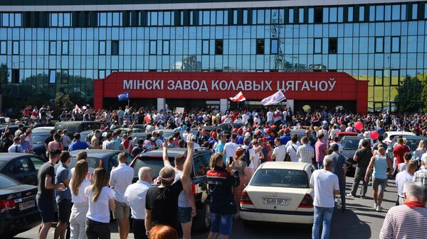 Участники митинга оппозиции возле Минского завода колёсных тягачей Участники митинга оппозиции возле Минского завода колёсных тягачей