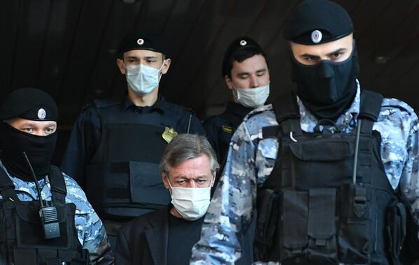 Актер Михаил Ефремов у здания Пресненского суда города Москвы после заседания по делу о ДТП со смертельным исходом Актер Михаил Ефремов у здания Пресненского суда города Москвы после заседания по делу о ДТП со смертельным исходом