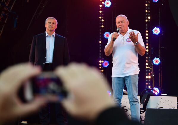 Глава Республики Крым Сергей Аксёнов и председатель Оргкомитета Международного фестиваля Koktebel Jazz Party, генеральный директор МИА Россия сегодня Дмитрий Киселев на открытии Международного музыкального фестиваля Koktebel Jazz Party - 2020 в Крыму Глава Республики Крым Сергей Аксёнов и председатель Оргкомитета Международного фестиваля Koktebel Jazz Party, генеральный директор МИА Россия сегодня Дмитрий Киселев на открытии Международного музыкального фестиваля Koktebel Jazz Party - 2020 в Крыму