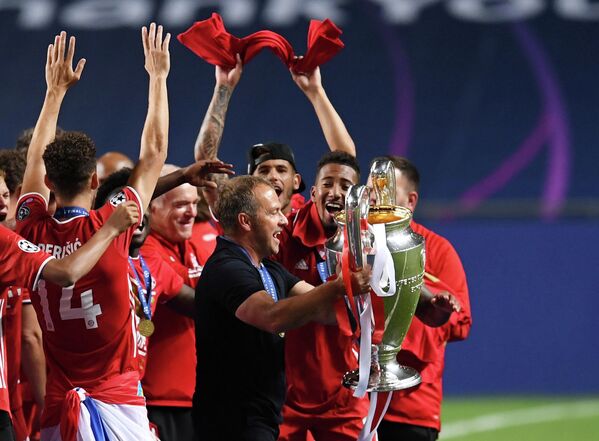 Главный тренер Баварии Ханс Флик после победы в финале Лиги чемпионов Главный тренер Баварии Ханс Флик после победы в финале Лиги чемпионов