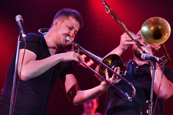 Музыканты SG BIG BAND выступают на Международном джазовом фестивале Koktebel Jazz Party - 2020 в Крыму Музыканты SG BIG BAND выступают на Международном джазовом фестивале Koktebel Jazz Party - 2020 в Крыму