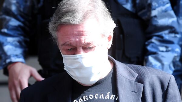 Актер Михаил Ефремов у здания Пресненского суда города Москвы Актер Михаил Ефремов у здания Пресненского суда города Москвы