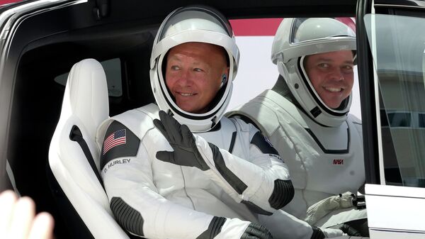 Астронавты NASA Дуглас Херли и Роберт Бенкен перед полетом на космическом корабле Crew Dragon, разработанном компанией SpaceX Астронавты NASA Дуглас Херли и Роберт Бенкен перед полетом на космическом корабле Crew Dragon, разработанном компанией SpaceX