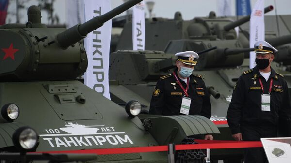 Участники около танка Т-34-85 на выставке вооружений Международного военно-технического форума (МВТФ) Армия-2020 в военно-патриотическом парке Патриот Участники около танка Т-34-85 на выставке вооружений Международного военно-технического форума (МВТФ) Армия-2020 в военно-патриотическом парке Патриот