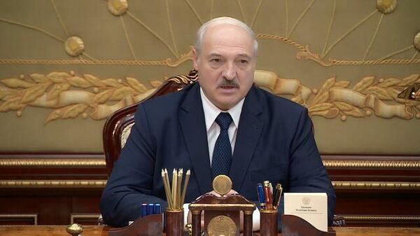 Лукашенко: У нас государственная школа, государственная идеология: кто не хочет, их в школе быть не должны Лукашенко: У нас государственная школа, государственная идеология: кто не хочет, их в школе быть не должны