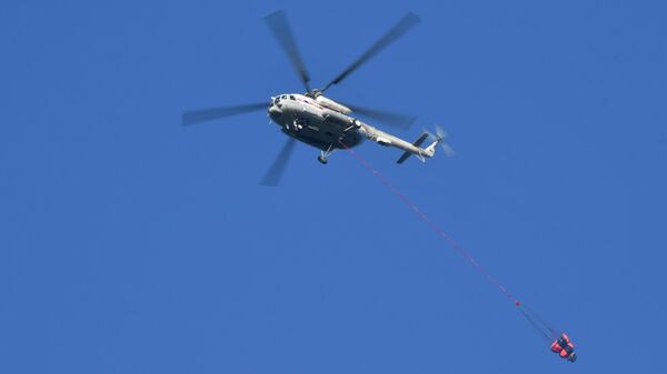 Вертолет Ми-8 МЧС России во время тушения лесных пожаров в заповеднике Утриш недалеко от Анапы Вертолет Ми-8 МЧС России во время тушения лесных пожаров в заповеднике Утриш недалеко от Анапы