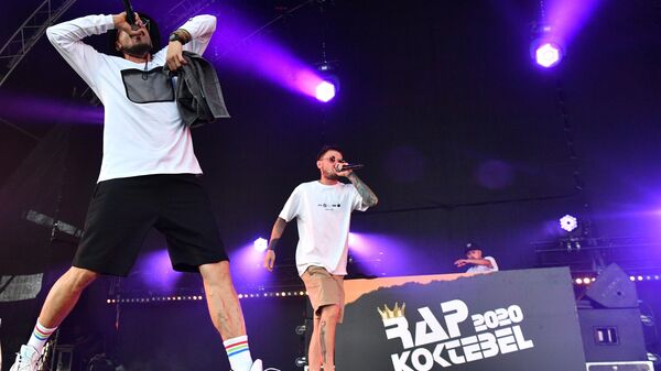 Участники группы Jungle Junkiez выступают на фестивале Rap Koktebel в Крыму Участники группы Jungle Junkiez выступают на фестивале Rap Koktebel в Крыму