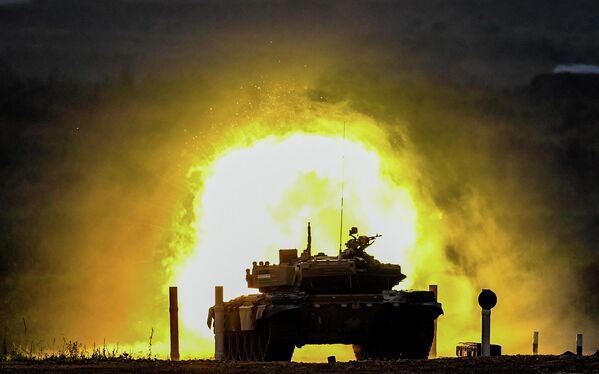 Танк Т-72 команды военнослужащих Узбекистана во время соревнований танковых экипажей в рамках конкурса Танковый биатлон-2020 Танк Т-72 команды военнослужащих Узбекистана во время соревнований танковых экипажей в рамках конкурса Танковый биатлон-2020