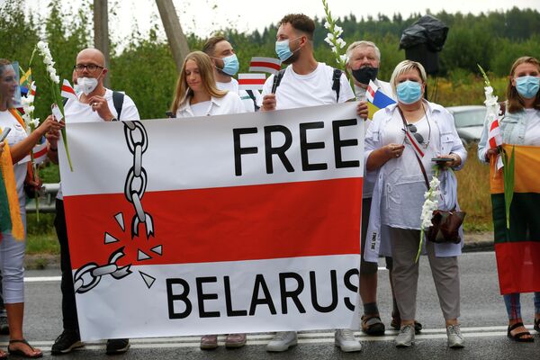 Акция в Литве в знак солидарности с протестующими в Белоруссии Акция в Литве в знак солидарности с протестующими в Белоруссии