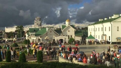 Представители оппозиции собрались на площади Свободы. Кадры из Минска Представители оппозиции собрались на площади Свободы. Кадры из Минска