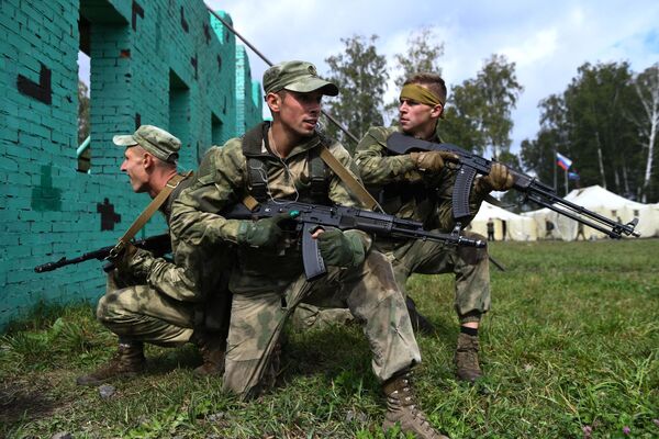 Военнослужащие вооруженных сил Белоруссии во время прохождения этапа Тропа разведчика в конкурсе Отличники войсковой разведки в рамках Армейских международных игр АрМИ-2020 Военнослужащие вооруженных сил Белоруссии во время прохождения этапа Тропа разведчика в конкурсе Отличники войсковой разведки в рамках Армейских международных игр АрМИ-2020