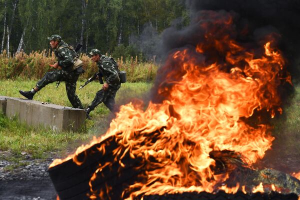 Военнослужащие вооруженных сил Узбекистана во время прохождения этапа Тропа разведчика в конкурсе Отличники войсковой разведки в рамках Армейских международных игр АрМИ-2020 Военнослужащие вооруженных сил Узбекистана во время прохождения этапа Тропа разведчика в конкурсе Отличники войсковой разведки в рамках Армейских международных игр АрМИ-2020