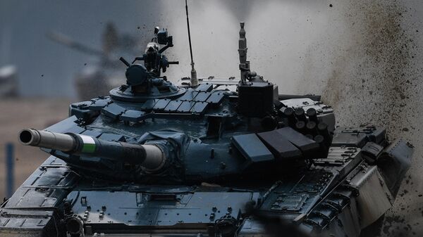 Танк Т-72 команды военнослужащих Узбекистана во время соревнований танковых экипажей в рамках конкурса Танковый биатлон-2020 на полигоне Алабино в Подмосковье в третий день VI Армейских международных игр АрМИ-2020 Танк Т-72 команды военнослужащих Узбекистана во время соревнований танковых экипажей в рамках конкурса Танковый биатлон-2020 на полигоне Алабино в Подмосковье в третий день VI Армейских международных игр АрМИ-2020