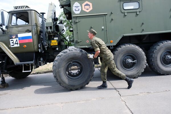 Российские военнослужащие в командной эстафете на международном конкурсе Мастера автобронетанковой техники в рамках Армейских международных игр АрМИ - 2020 Российские военнослужащие в командной эстафете на международном конкурсе Мастера автобронетанковой техники в рамках Армейских международных игр АрМИ - 2020