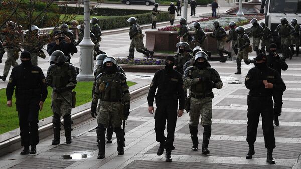 Сотрудники правоохранительных органов во время акции протеста в Минске Сотрудники правоохранительных органов во время акции протеста в Минске