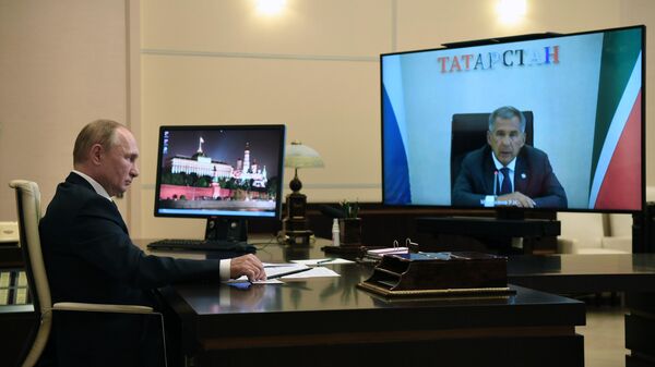 Президент РФ Владимир Путин во время встречи в режиме видеоконференции с президентом Республики Татарстан Рустамом Миннихановым Президент РФ Владимир Путин во время встречи в режиме видеоконференции с президентом Республики Татарстан Рустамом Миннихановым
