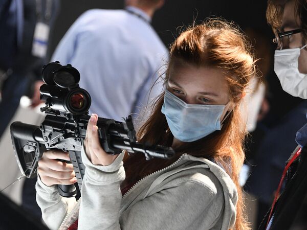 Посетительница рассматривает автомат АК-308 на выставке вооружений Международного военно-технического форума (МВТФ) Армия-2020 в военно-патриотическом парке Патриот Посетительница рассматривает автомат АК-308 на выставке вооружений Международного военно-технического форума (МВТФ) Армия-2020 в военно-патриотическом парке Патриот
