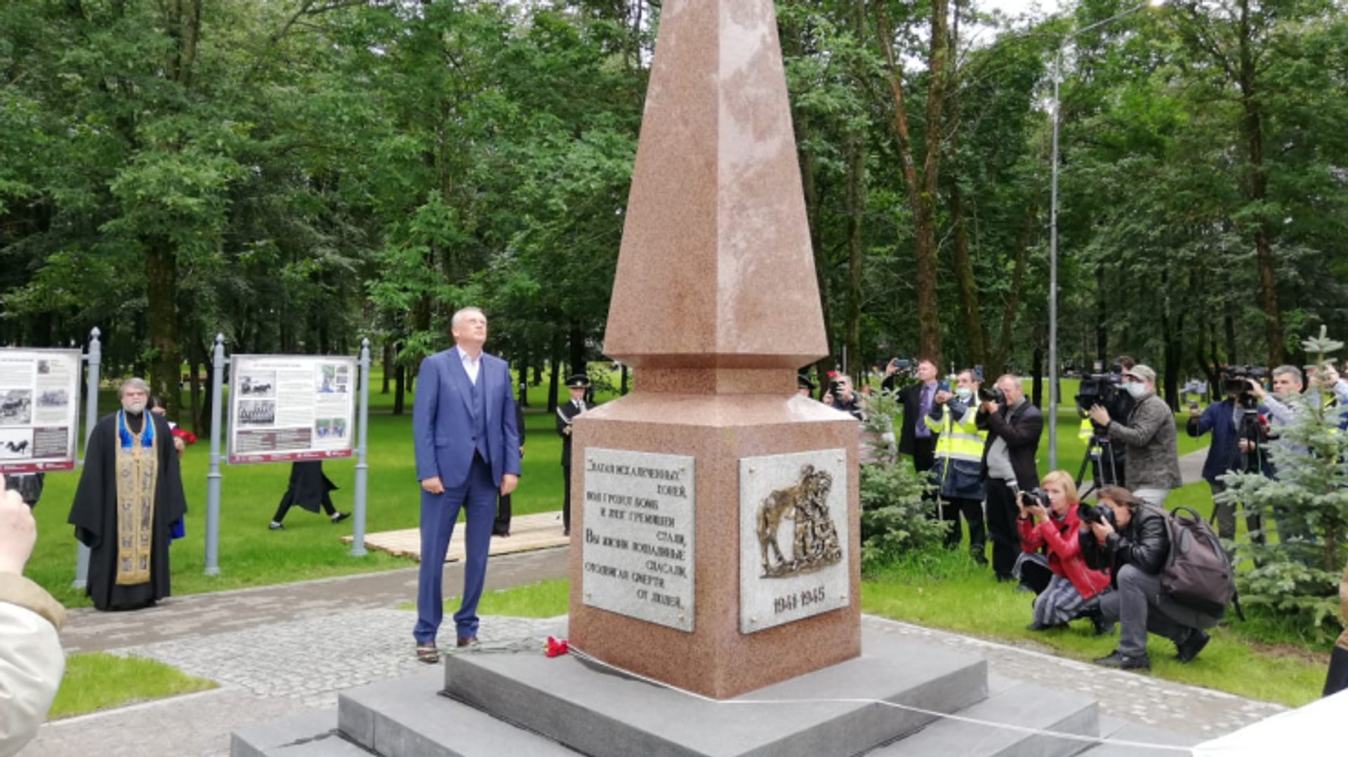 Новый памятник в ленинградской. Памятник военным ветеринарам Романовка. Памятник на дороге жизни во Всеволожске. Памятник ветеринарам Ленинградская область.