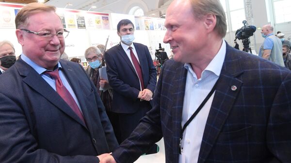 Председатель Общественного совета Сергей Степашин и председатель совета Фонда кино, советник президента Российской Федерации Владимир Толстой (слева направо) на 33-й Московской международной книжной выставке-ярмарке в Москве Председатель Общественного совета Сергей Степашин и председатель совета Фонда кино, советник президента Российской Федерации Владимир Толстой (слева направо) на 33-й Московской международной книжной выставке-ярмарке в Москве
