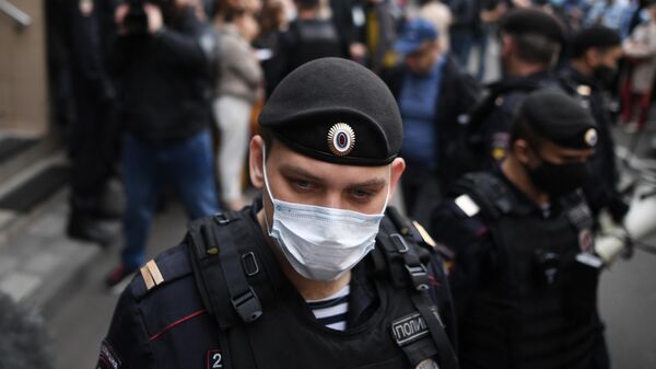 Сотрудник полиции охраняет вход в здание Пресненского суда города Москвы, где будет оглашен приговор по делу актера Михаила Ефремова Сотрудник полиции охраняет вход в здание Пресненского суда города Москвы, где будет оглашен приговор по делу актера Михаила Ефремова