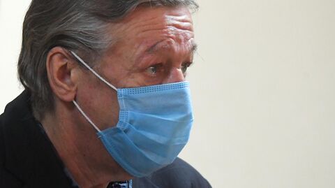 Актер Михаил Ефремов во время оглашения приговора по делу о ДТП со смертельным исходом в зале заседаний Пресненского суда города Москвы Актер Михаил Ефремов во время оглашения приговора по делу о ДТП со смертельным исходом в зале заседаний Пресненского суда города Москвы