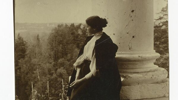 М.В. Якунчикова-Вебер. Введенское. 1897. Фотография сделана Л.Н. Вебером М.В. Якунчикова-Вебер. Введенское. 1897. Фотография сделана Л.Н. Вебером