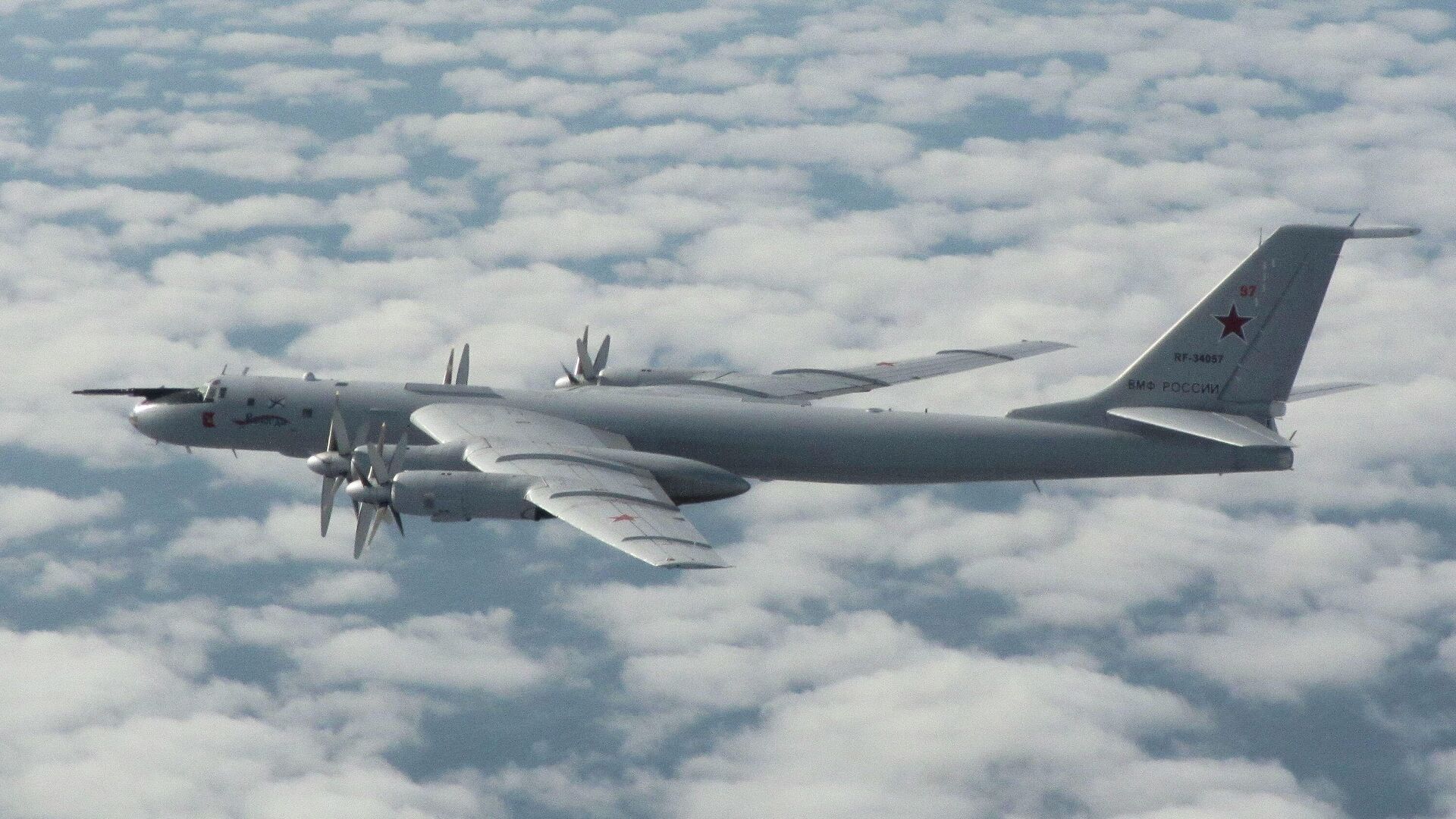 Истребители британских ВВС сопровождали российские военные самолеты Ту-142 в небе над Северным морем Истребители британских ВВС сопровождали российские военные самолеты Ту-142 в небе над Северным морем - РИА Новости, 1920, 21.11.2020