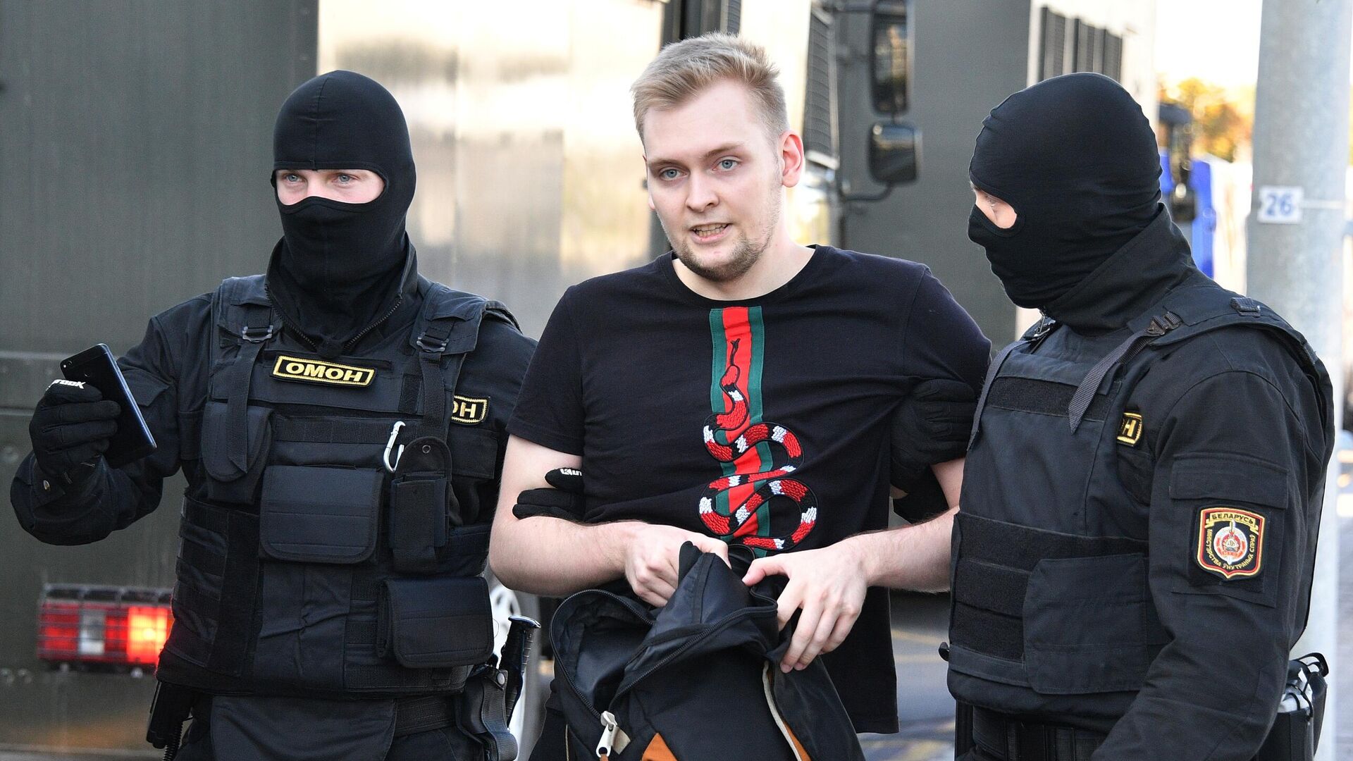 Сотрудники правоохранительных органов задерживают участника акции протеста Марш справедливости в Минске Сотрудники правоохранительных органов задерживают участника акции протеста Марш справедливости в Минске - РИА Новости, 1920, 27.09.2020