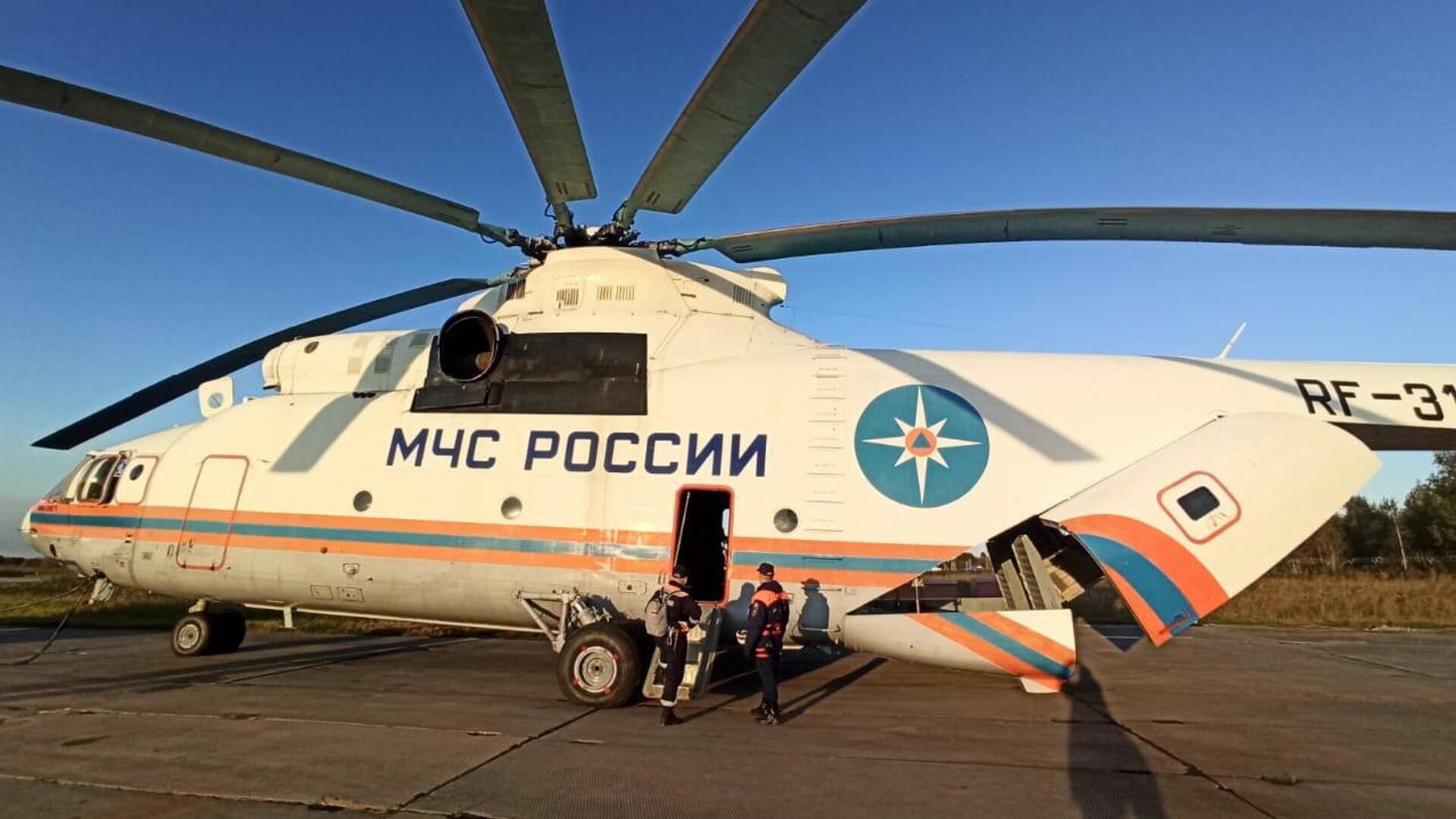 Ветолет Ми-26 МЧС со спасателями во время подготовки к вылету в Ульчский район из Хабаровска Ветолет Ми-26 МЧС со спасателями во время подготовки к вылету в Ульчский район из Хабаровска - РИА Новости, 1920, 22.09.2020