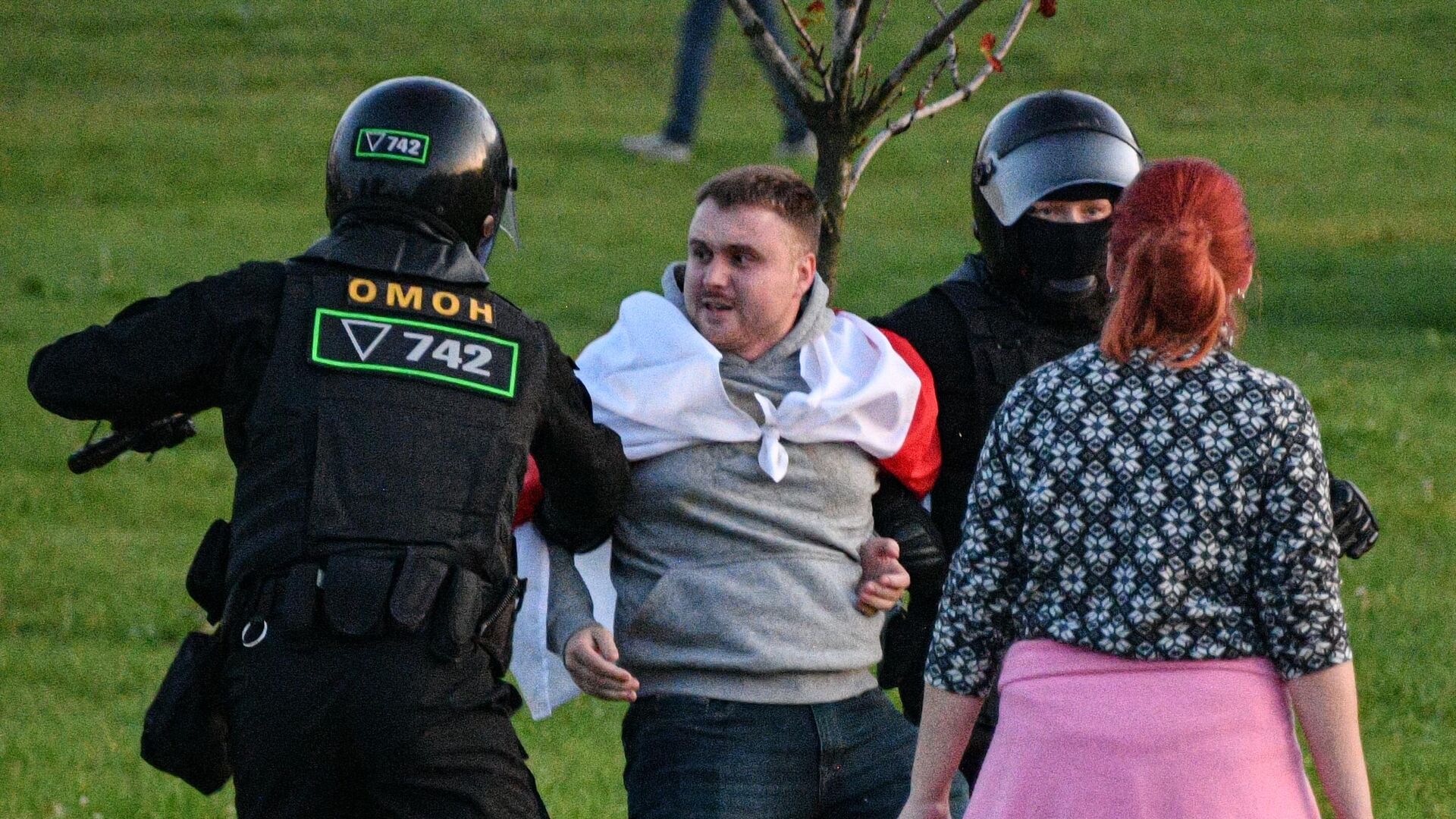 Сотрудники милиции задерживают участника акции протеста в Минске Сотрудники милиции задерживают участника акции протеста в Минске - РИА Новости, 1920, 23.09.2020