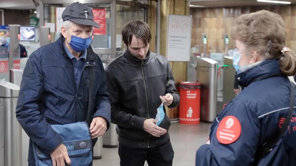 Пассажиры в вестибюле станции метро Пражская в Москве, где проводится проверка масочного режима Пассажиры в вестибюле станции метро Пражская в Москве, где проводится проверка масочного режима