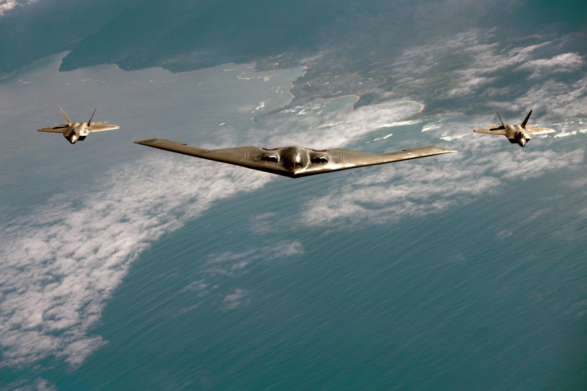Американский малозаметный стратегический бомбардировщик Northrop B-2 Spirit в сопровождении истребителей F-22 Raptor Американский малозаметный стратегический бомбардировщик Northrop B-2 Spirit в сопровождении истребителей F-22 Raptor - РИА Новости, 1920, 01.03.2021