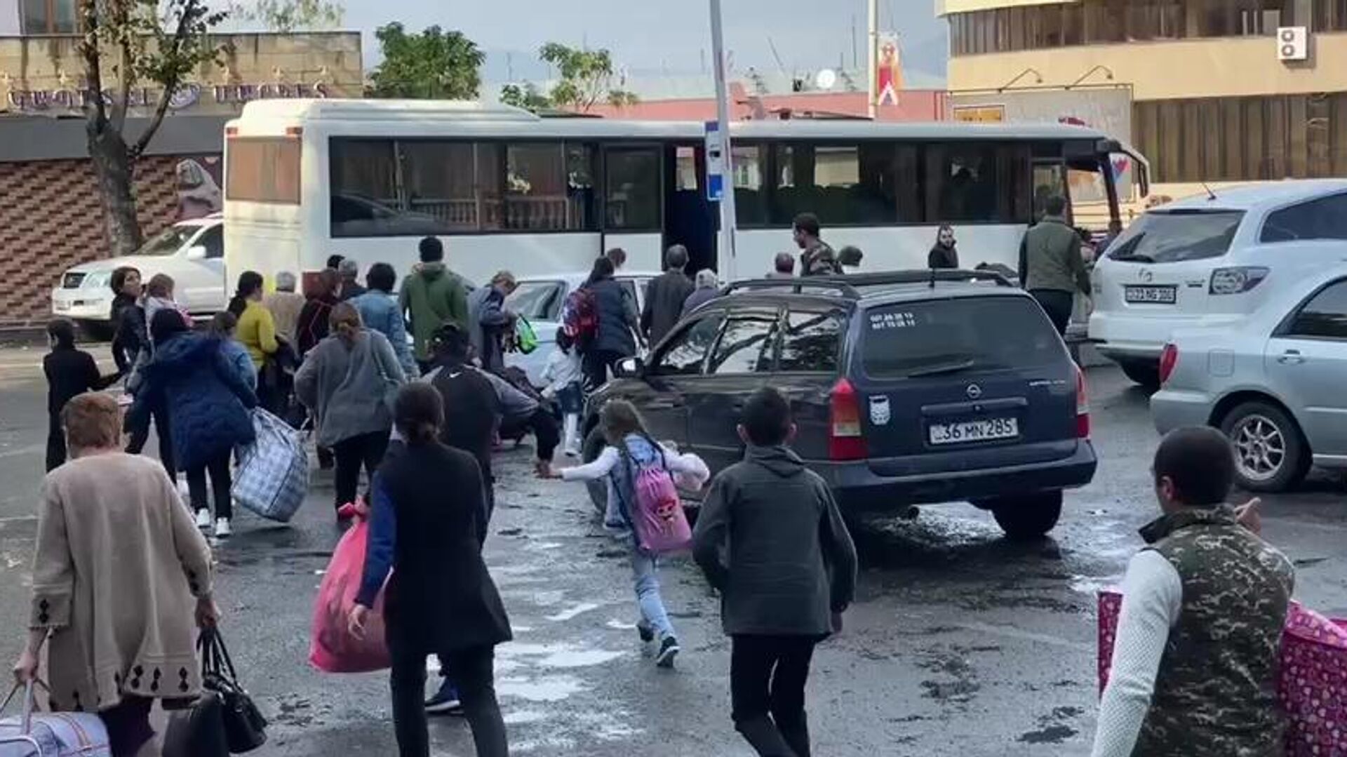 Жители Степанакерта уезжают из города в связи с обострением ситуации в Нагорном Карабахе. Скриншот видео Жители Степанакерта уезжают из города в связи с обострением ситуации в Нагорном Карабахе. Скриншот видео - РИА Новости, 1920, 03.10.2020