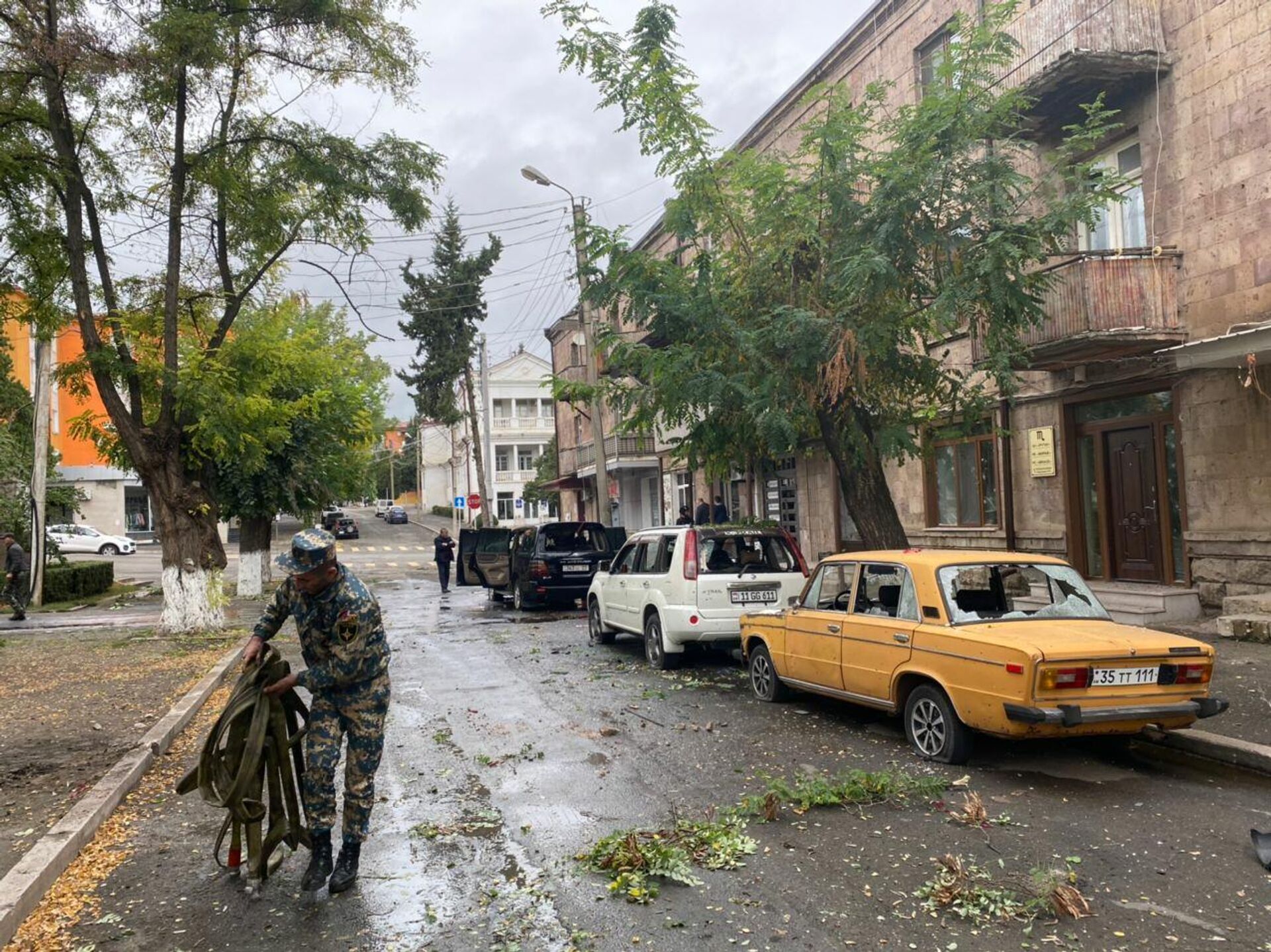 Автомобили, поврежденные в результате обстрела в Степанакерте Автомобили, поврежденные в результате обстрела в Степанакерте - РИА Новости, 1920, 05.10.2020
