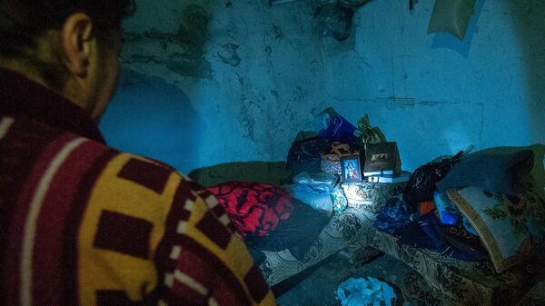 Жительница Степанакерта прячется в подвале своего дома во время обстрелов Жительница Степанакерта прячется в подвале своего дома во время обстрелов