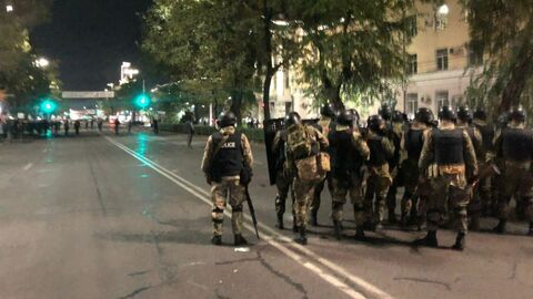 Сотрудники правоохранительных органов во время акции протеста в Бишкеке Сотрудники правоохранительных органов во время акции протеста в Бишкеке
