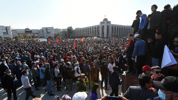 Участники акции протеста в Бишкеке Участники акции протеста в Бишкеке