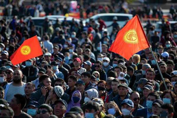 Участники акции протеста в Бишкеке Участники акции протеста в Бишкеке