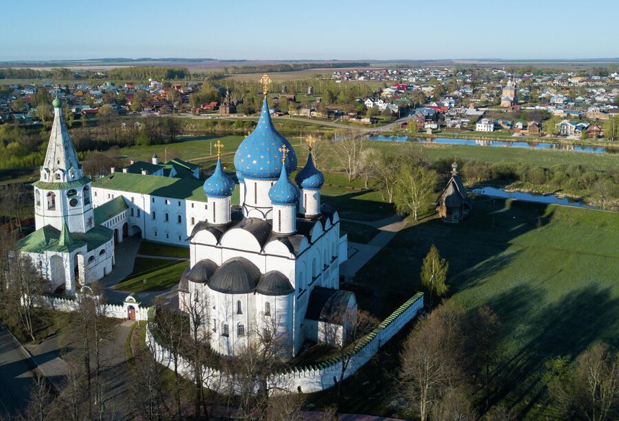 Суздальский кремль. В центре - Рождественский собор (Рождества Богородицы). Суздальский кремль. В центре - Рождественский собор (Рождества Богородицы).