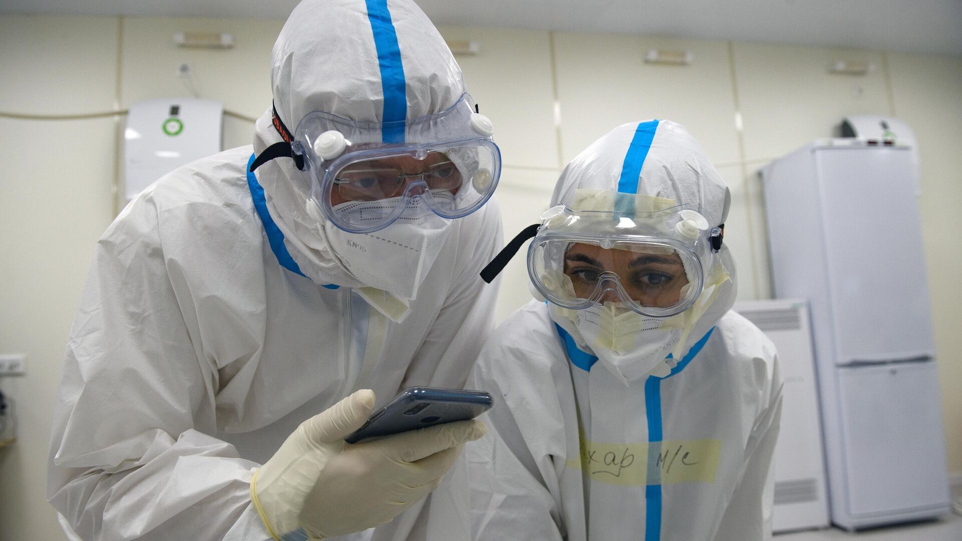Медицинские работники во временном госпитале для пациентов с COVID-19 в ледовом дворце Крылатское Медицинские работники во временном госпитале для пациентов с COVID-19 в ледовом дворце Крылатское - РИА Новости, 1920, 23.10.2020